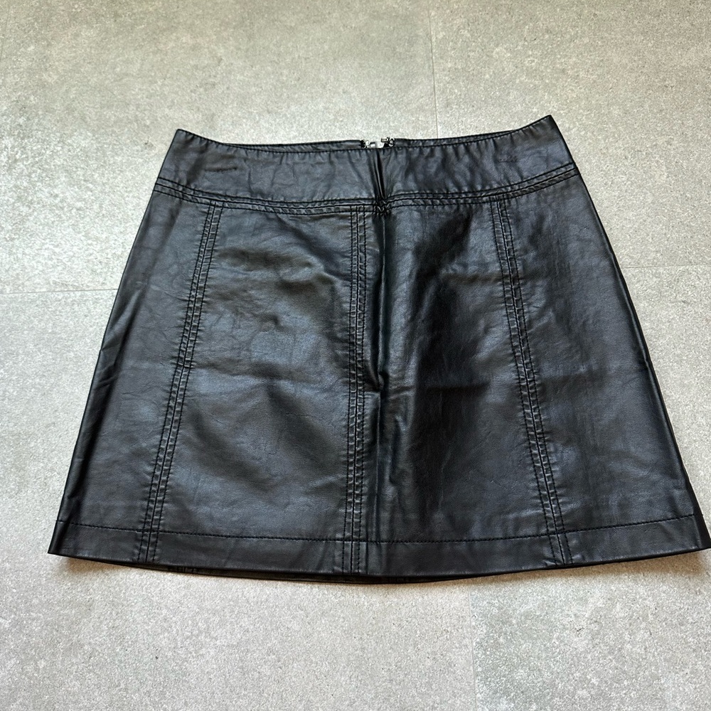 Free People Mini Black Faux Leather Zip Up Short Modern Biker Moto Skirt Size 6